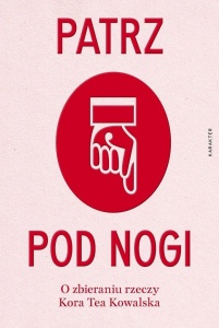 PATRZ POD NOGI. O ZBIERANIU RZECZY