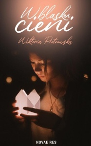 W BLASKU CIENI, WIKTORIA PIOTROWSKA